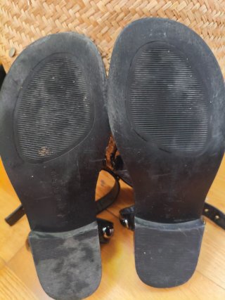 Sandalias Stradivarius negras con tachas