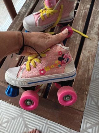 Patines de zapatillas rosas con orejas