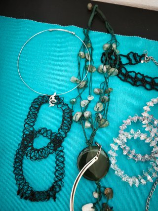 Bigiotteria mista, orologio bottega verde