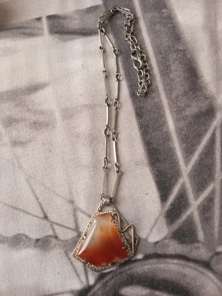 Colgante con piedra naranja y cadena