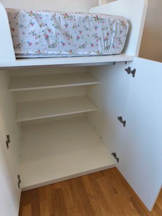 Cama alta con armario blanco