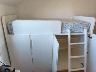 Cama alta con armario blanco