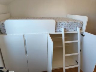 Cama alta con armario blanco