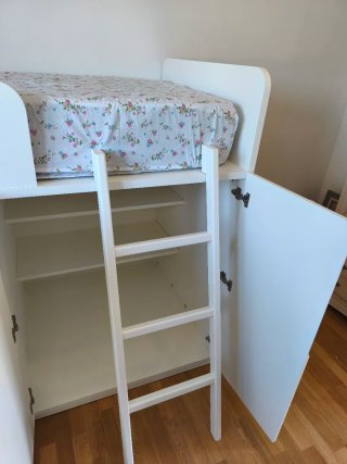 Cama alta con armario blanco