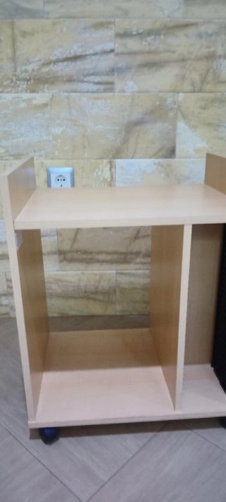 Mueble para ordenador con ruedas