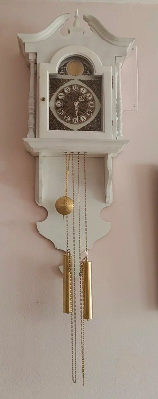 Reloj de pared blanco con péndulo