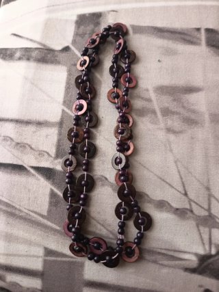 Collar de cuentas moradas y marrones