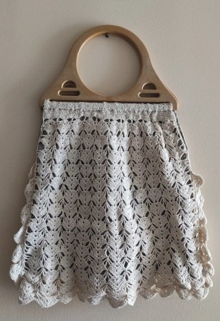 Bolso de ganchillo beige y blanco
