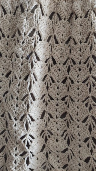 Bolso de ganchillo beige y blanco