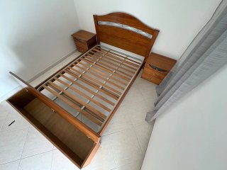 Cama de casal em mogno com baú de arrumação