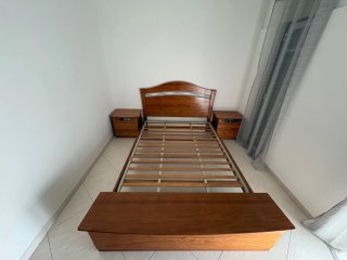 Cama de casal em mogno com baú de arrumação