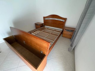 Cama de casal em mogno com baú de arrumação