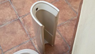 Lavabo cerámico beige con pie