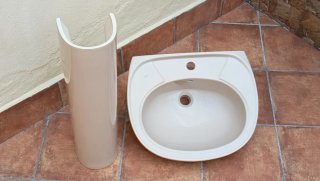 Lavabo cerámico beige con pie
