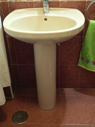 Lavabo cerámico beige con pie