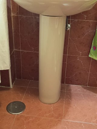 Lavabo cerámico beige con pie