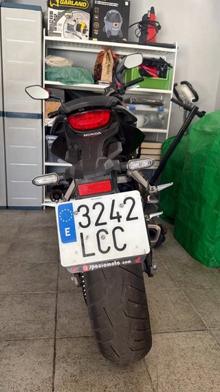 Honda CB650R Roja y Plateada