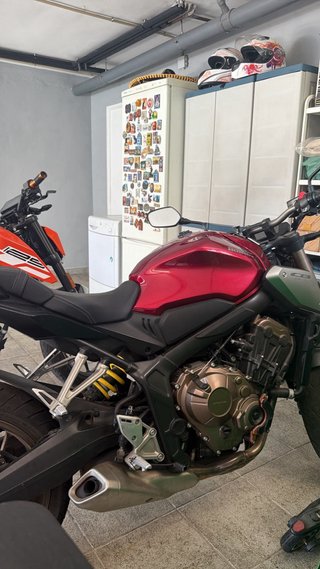 Honda CB650R Roja y Plateada