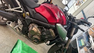 Honda CB650R Roja y Plateada