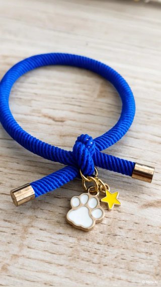 Pulsera azul con charms de huella y estrella