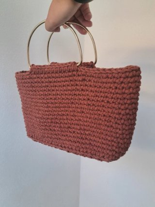 Bolso crochet terracota asas doradas