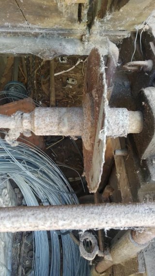 Aserradero antiguo de madera y metal