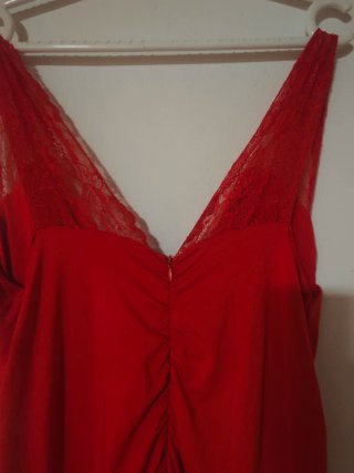 Vestido rojo fresco con encajes