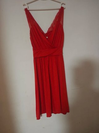 Vestido rojo fresco con encajes