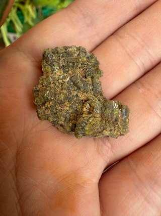 Mineral verde con cristales