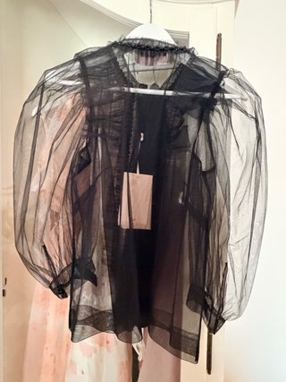 Camisa tul negra pedrería Simone Rocha x H&M