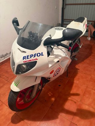 Honda CBR Roja y Blanca