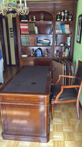 Escritorio de madera y cuero