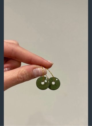 Pendientes de cerámica verde, elaborados a mano