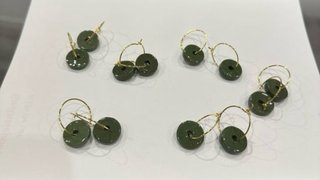 Pendientes de cerámica verde, elaborados a mano