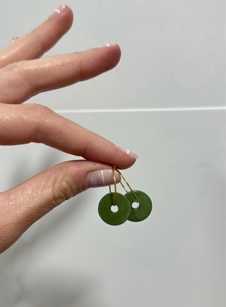 Pendientes de cerámica verde, elaborados a mano
