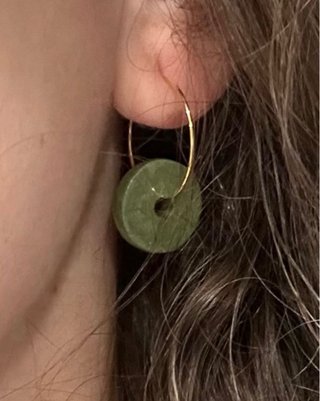 Pendientes de cerámica verde, elaborados a mano