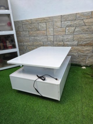 Mesa de centro moderna con luces LED