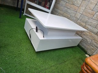 Mesa de centro moderna con luces LED