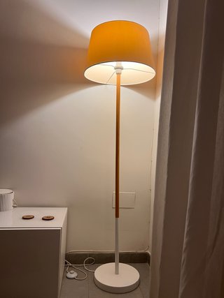 Lámpara de pie blanca y madera