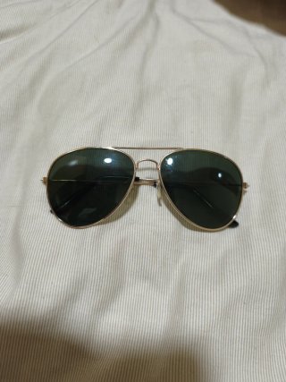 Gafas de sol aviador doradas