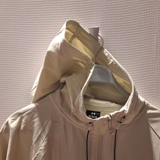 Chaqueta Under Armour Beige