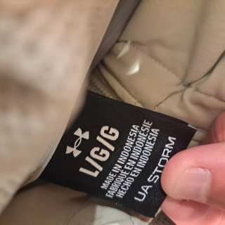 Chaqueta Under Armour Beige