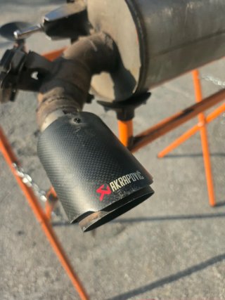 Silencioso trasero BMW 135I F20 con colas Akrapovi