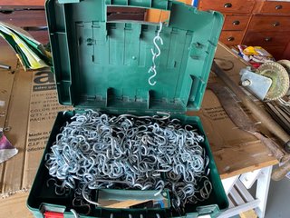 Caja con gran cantidad de S metálicas