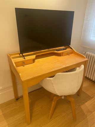 Escritorio de madera con silla