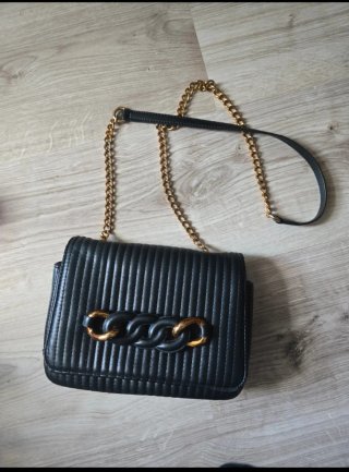 Bolso negro con cadena dorada