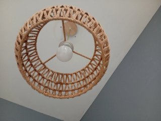 Lámpara colgante de yute y madera