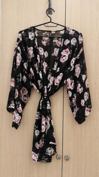 Kimono negro con estampado floral rosa