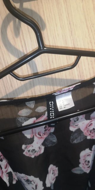 Kimono negro con estampado floral rosa