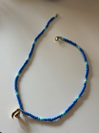 Collana perline blu con ciondolo dorato